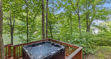 Art Docko - Lakefront Artist Retreat w/ Hot Tub!