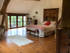 6 Schlafzimmer, Schreibtisch, Bügeleisen/Bügelbrett, Reisekinderbett