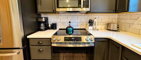 Kylskåp, mikrovågsugn, ugn och spishäll