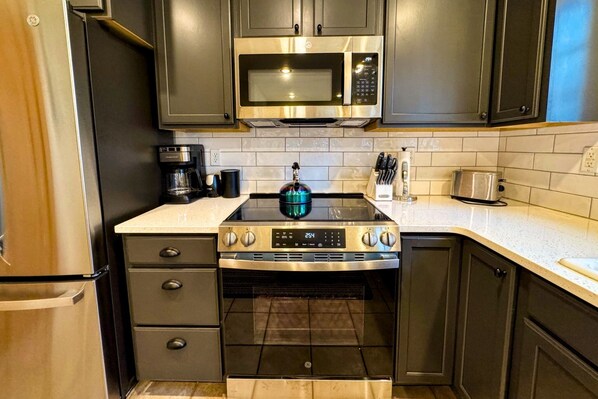 Geladeira, micro-ondas, fogão, cooktop