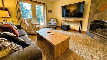 Smart TV, chimenea y oficina