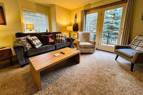 Smart TV, fireplace, offices. Beautiful townhome on Ski Hill Road, 1 mile from Driggs + 11 miles from Grand Targhee