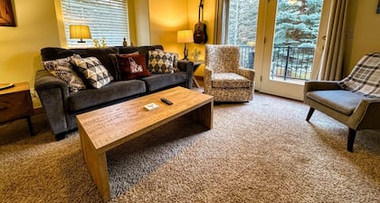 Beautiful townhome on Ski Hill Road, 1 mile from Driggs + 11 miles from Grand Targhee