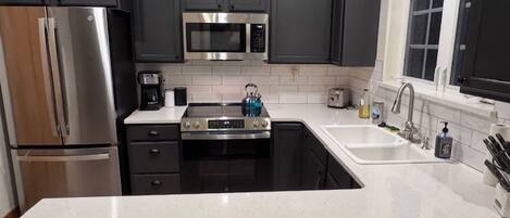 Een koelkast, een microgolfoven, een oven, een kookplaat