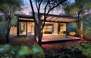 Mini-bar avec articles gratuits, coffres-forts dans les chambres