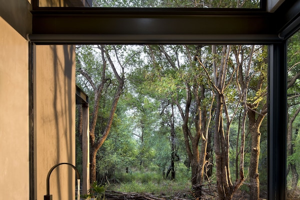 Banheira e chuveiro separados, banheira de imersão, secador de cabelo