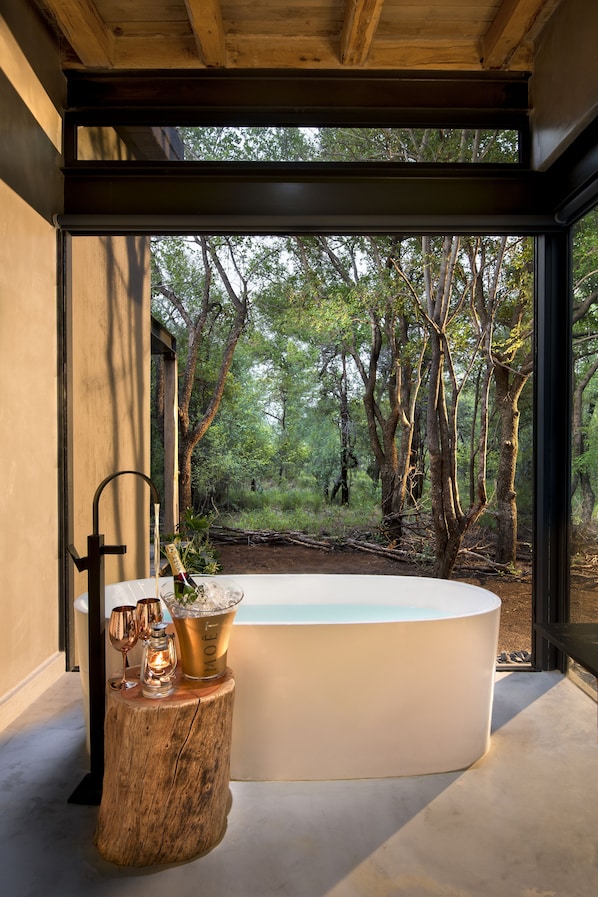 Baignoire et douche séparées, baignoire relaxante profonde