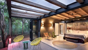 Minibaari (osa tuotteista ilmaisia), tallelokero huoneessa