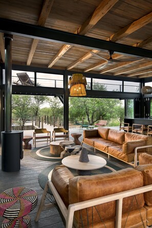 Lounge - Mbazo Safaris (Pilanesberg National Park)