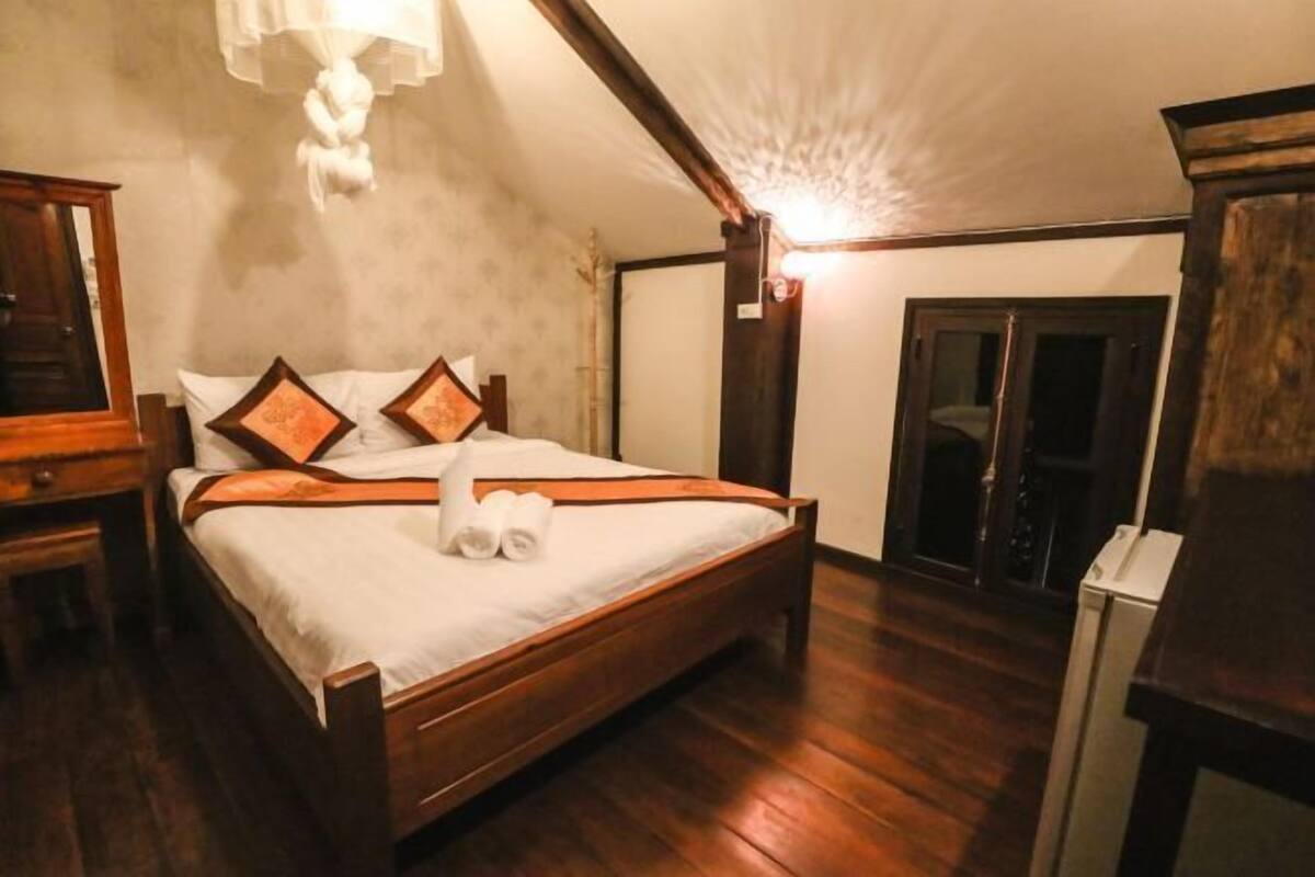 Caja de seguridad en la habitación y ropa de cama