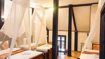 Deluxe Triple Room, 3 Bedrooms | In-room safe, bed sheets