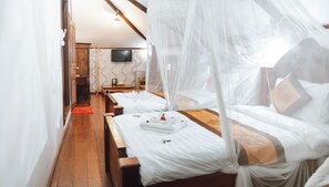 Caja de seguridad en la habitación y ropa de cama 