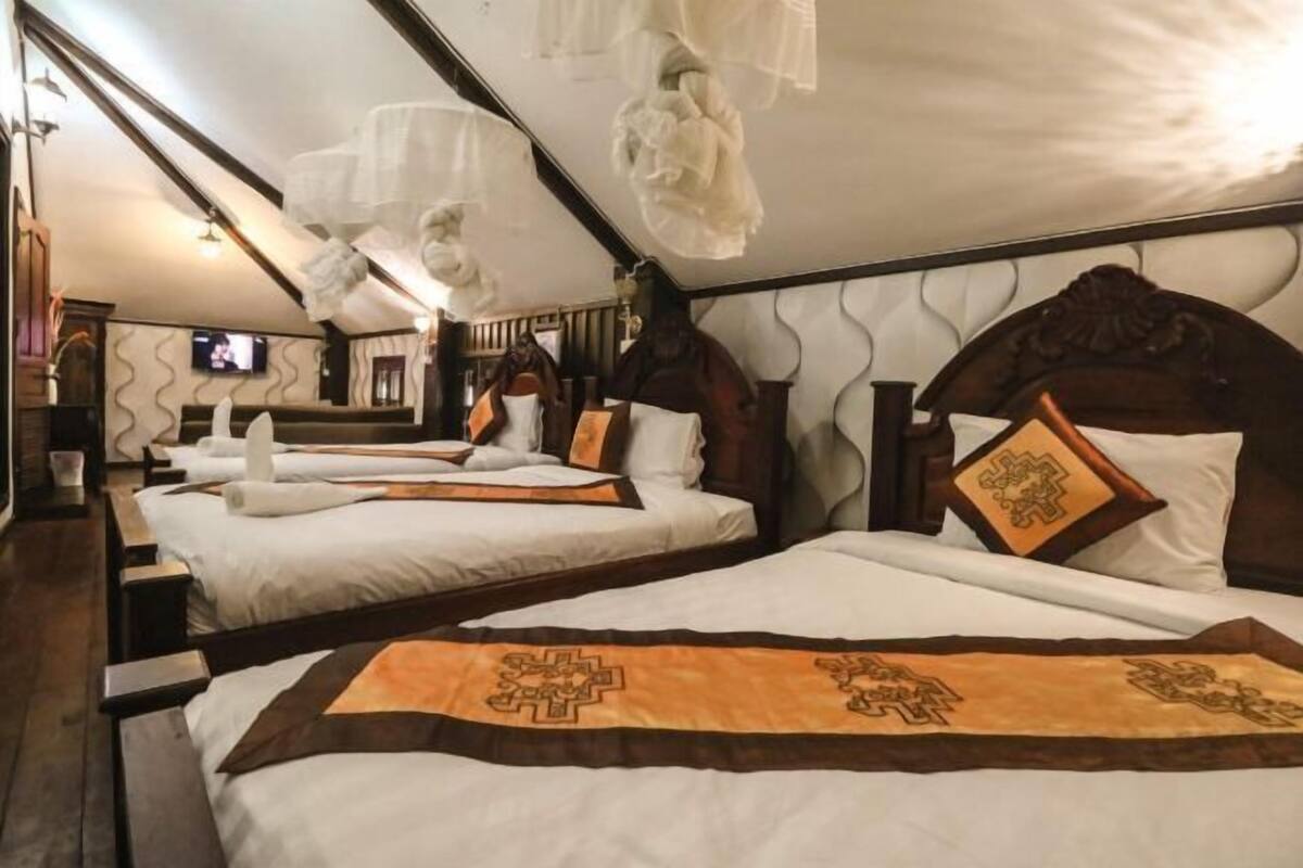 Caja de seguridad en la habitación y ropa de cama