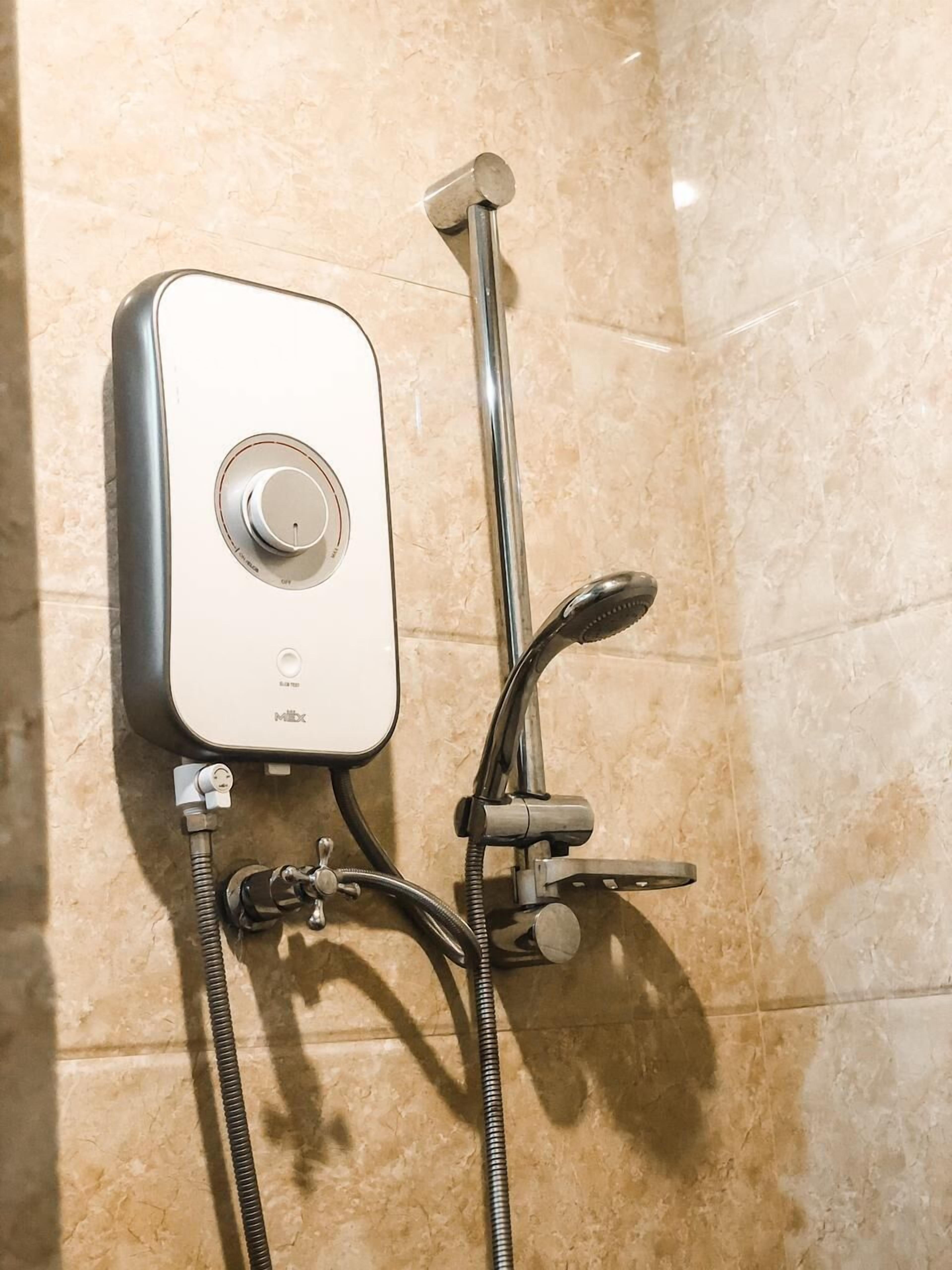 Ducha empotrada con panel de control, cabezal de ducha de mano y mangueras flexibles.