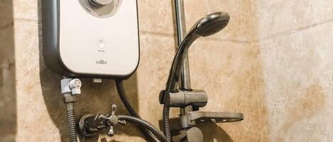 Ducha empotrada con panel de control, cabezal de ducha de mano y mangueras flexibles.