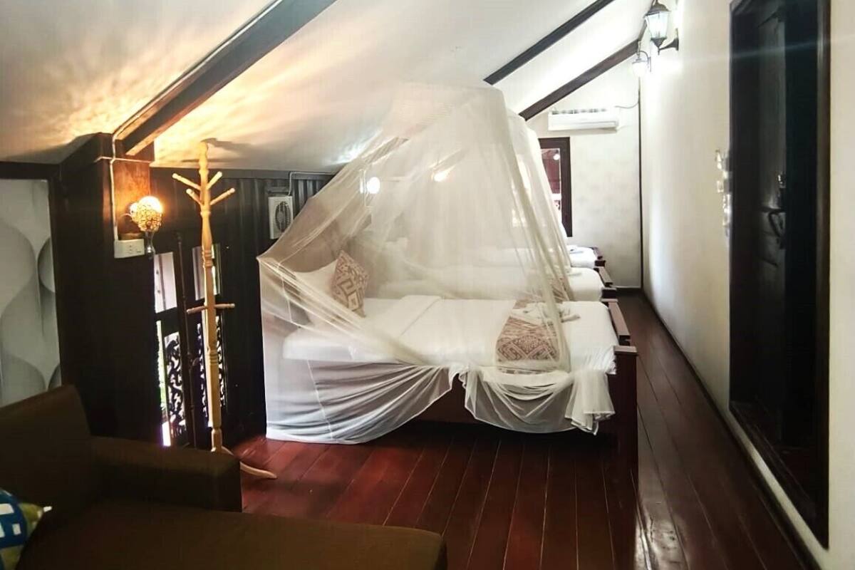 Caja de seguridad en la habitación y ropa de cama