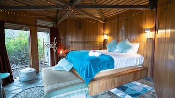 Romantic Cabin, 1 King Bed, Garden View | Free WiFi, bed sheets