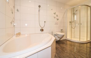 Ensemble baignoire-douche, séchoir à cheveux