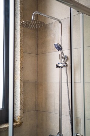 Rainfall showerhead, hair dryer, towels - Portotem Classic (Porto)