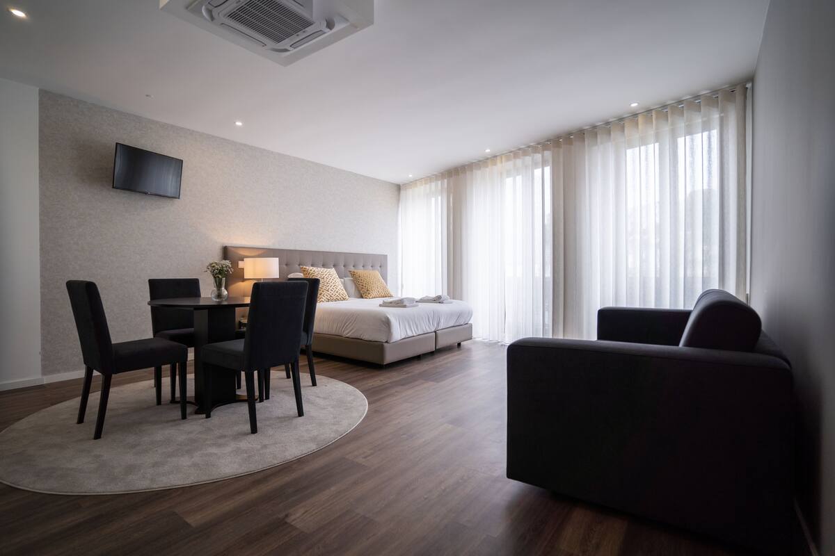 Estudio superior (202) | Ropa de cama de alta calidad, tabla de planchar con plancha, wifi gratis