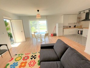 TV - Caparica, Cozy T2 apartment w/ pool, Charneca de Caparica, Lisbon (Charneca de Caparica)