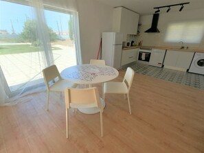 Outdoor dining - Caparica, Cozy T2 apartment w/ pool, Charneca de Caparica, Lisbon (Charneca de Caparica)