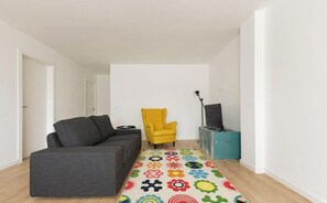 TV - Caparica, Cozy T2 apartment w/ pool, Charneca de Caparica, Lisbon (Charneca de Caparica)