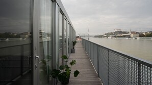 Un edificio moderno con amplios ventanales que dan al río.