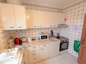 Geladeira, micro-ondas, fogão, lava-louças