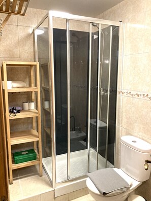 Een douche, handdoeken