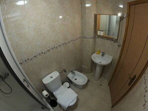 Een douche, handdoeken