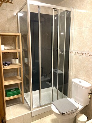 Een douche, handdoeken
