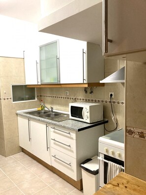 Kühlschrank, Mikrowelle, Wasserkocher mit Kaffee-/Teezubehör