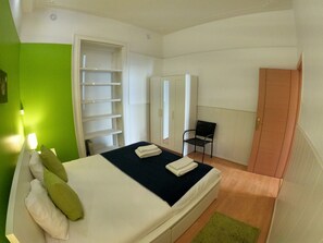2 slaapkamers, een strijkplank/strijkijzer, gratis wifi, beddengoed