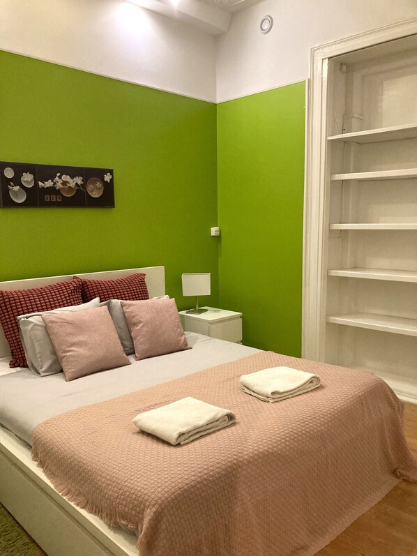 2 bedrooms, iron/ironing board, free WiFi, bed sheets