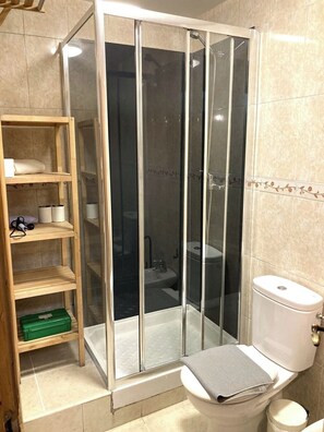 Douche, serviettes fournies