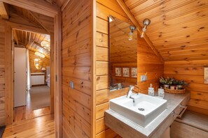 Douche, sèche-cheveux, serviettes fournies, savon