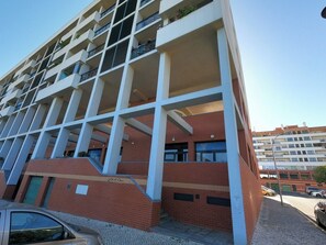 Exterior - Lisbon, 2 bedroom apartment w/ balcony in Algés (Algés)
