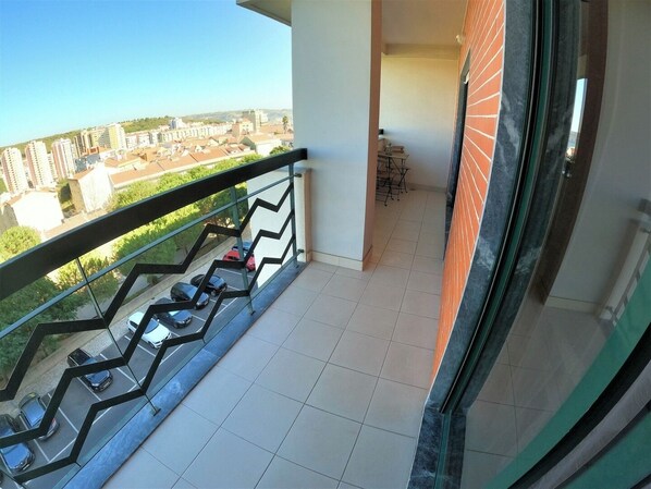 Property grounds - Lisbon, 2 bedroom apartment w/ balcony in Algés (Algés)