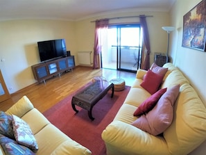 TV - Lisbon, 2 bedroom apartment w/ balcony in Algés (Algés)