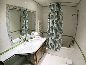 Badewanne, Haartrockner, Handtücher