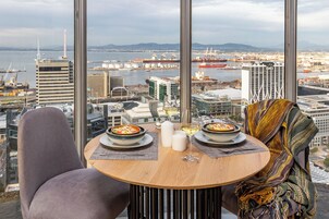 Grand réfrigérateur, micro-ondes, plaque de cuisson, grille-pain