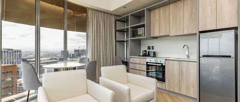 Un apartamento moderno con cocina, comedor y zona de estar.