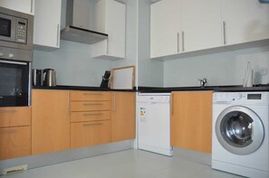 Kühlschrank, Mikrowelle, Ofen, Geschirrspüler
