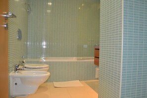 Badewanne, Haartrockner, Handtücher