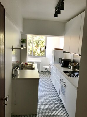 Kylskåp, mikrovågsugn, ugn och diskmaskin