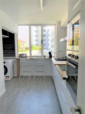 Fridge, microwave, oven, dishwasher - Madeira, 3 bedroom apartment w Ocean Views Funchal (Funchal)