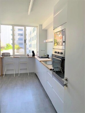 Coffee/tea maker, fridge, microwave, oven