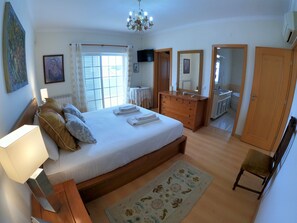 4 chambres, fer et planche à repasser, Wi-Fi gratuit, draps fournis