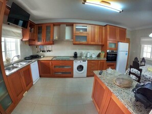 Réfrigérateur, micro-ondes, four, lave-vaisselle